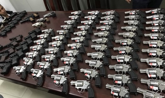 Hàng trăm khẩu súng được thu giữ tại kho ở Nha Trang. Ảnh: CA