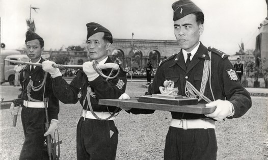 Bức ảnh người Pháp trao trả ấn kiếm cho Quốc trưởng Bảo Đại được chụp ở Hà Nội năm 1952, chứ không phải Đà Lạt như lâu nay công bố. Ảnh: T.Đ.A.S