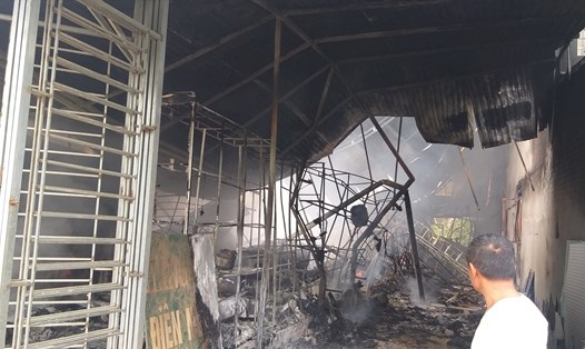 Hiện truờng nơi xảy ra vụ hỏa hoạn khiến 3 gia đình bị cháy. Ảnh: CTV.