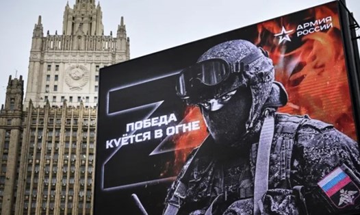Một biển quảng cáo ở Mátxcơva có chữ Z - phù hiệu chiến thuật của quân đội Nga ở Ukraina - kèm dòng chữ tạm dịch là "thắng lợi đang được tôi luyện trong lửa". Ảnh: AFP