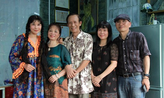 Nữ sĩ Bàng Ái Thơ cùng các văn nghệ sĩ Việt Nam và Hàn Quốc trong ngôi nhà trên Đồi Nghệ sĩ, nơi lưu nhiều tác phẩm và di sản của cụ Bàng Sĩ Nguyên. Ảnh: NVCC