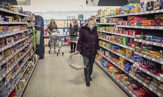 Giá thực phẩm ở Anh tăng 14,6% trong 1 năm tính đến tháng 9. Ảnh: SolStock