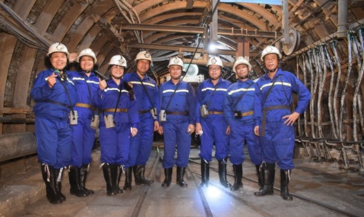 Từ trái sang: các nhà văn Y Ban, Vũ Thảo Ngọc, Võ Thị Xuân Hà, Đinh Phương (thứ 6) Nguyễn Mạnh Hùng (ngoài cùng bên phải) cùng các thợ mỏ tại Công ty Khe Chàm. Ảnh: NVCC