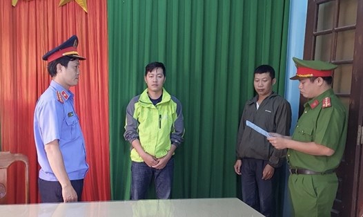 Nguyễn Xuân Anh Dũng (thứ 2, trái sang) thời điểm bị bắt.