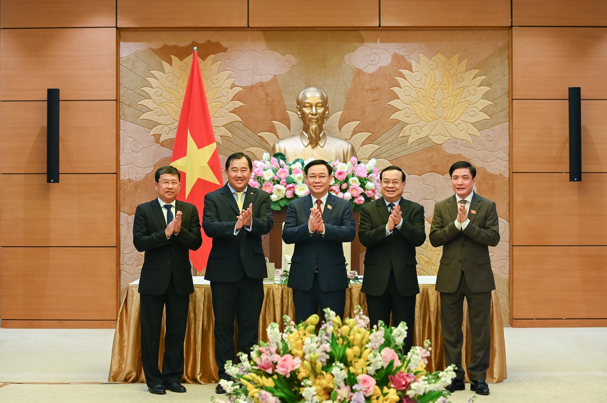 Chủ tịch Quốc hội Vương Đình Huệ (giữa) cùng Chủ nhiệm Ủy ban Đối ngoại Quốc hội Lào Sanya Praseuth (cạnh trái) và Chủ nhiệm Ủy ban Đối ngoại, hợp tác quốc tế, thông tin và truyền thông của Quốc hội Vương quốc Campuchia Sous Yara (cạnh phải). Ảnh: Quochoi.vn