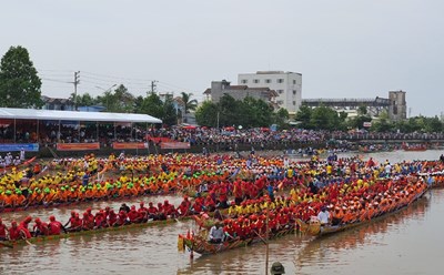 Đua ghe Ngo Sóc Trăng. Ảnh: Song Minh