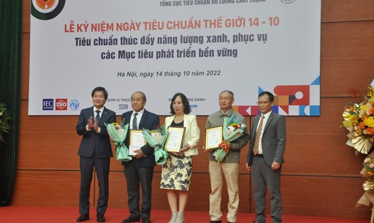 Phó Tổng cục trưởng Tổng cục TCĐLCL Nguyễn Hoàng Linh tặng hoa đại diện các Ban kỹ thuật Tiêu chuẩn quốc gia.