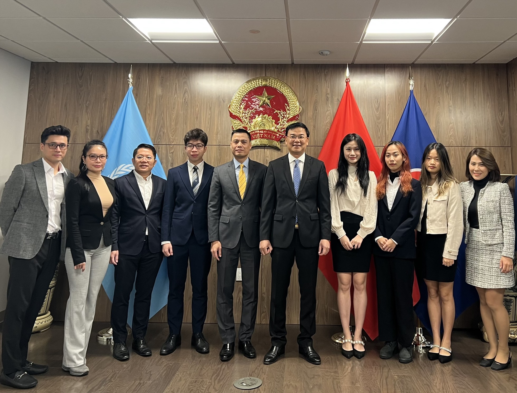 Thứ trưởng Ngoại giao Phạm Quang Hiệu và Đoàn công tác làm việc với đại diện Hội Thanh niên, Sinh viên Việt Nam tại New York. Ảnh: Ngọc Vân