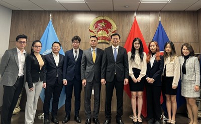 Thứ trưởng Ngoại giao Phạm Quang Hiệu và Đoàn công tác làm việc với đại diện Hội Thanh niên, Sinh viên Việt Nam tại New York. Ảnh: Ngọc Vân