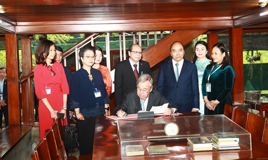 Tổng Thư ký Liên Hợp Quốc Antonio Guterres ghi cảm tưởng tại Nhà sàn Bác Hồ. Ảnh: Hải Nguyễn