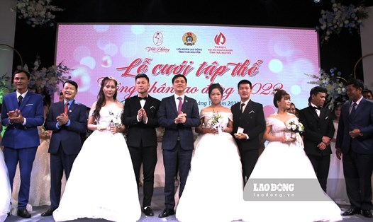 Lãnh đạo Tổng LĐLĐVN và LĐLĐ tỉnh Thái Nguyên tặng cặp nhẫn cưới vàng 9999 và chúc phúc cho các cặp đôi nhân trong ngày trọng đại. Ảnh: Minh Nguyễn