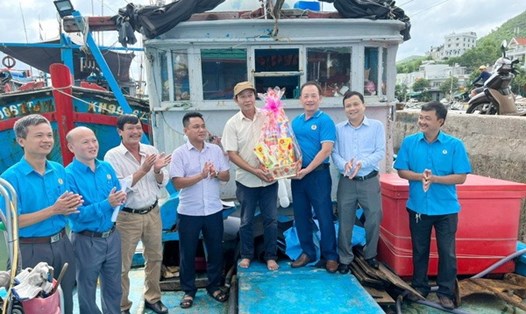 Nghiệp đoàn Nghề cá Việt Nam thăm hỏi, tặng quà động viên đoàn viên, ngư dân làm việc trên tàu cá KH 96778-TS. Ảnh: CĐN