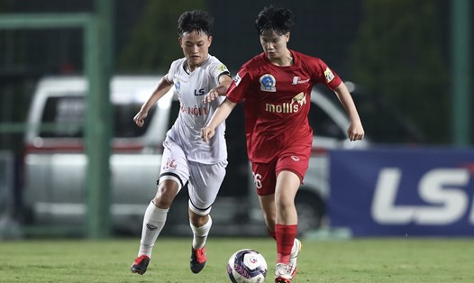 Đội nữ Hà Nội I (áo trắng) tạm vượt mặt TPHCM I sau trận thắng Phong Phú Hà Nam ở trận đấu tại vòng 12 Giải nữ vô địch quốc gia - Cúp Thái Sơn Bắc 2022. Ảnh: VFF