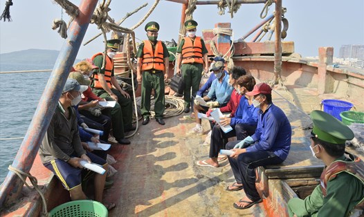 Lực lượng bộ đội biên phòng tuyên truyền các quy định về chống khai thác IUU cho ngư dân. Ảnh: BP
