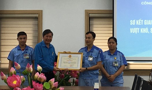 Phó Chủ tịch Thường trực Tổng Liên đoàn Lao động Việt Nam Trần Thanh Hải (thứ 2 từ trái sang) trao khen thưởng tại Sơ kết giai đoạn 1 Chương trình 1 triệu sáng kiến tại Công ty TNHH Điện Stanley Việt Nam. Ảnh: Hải Anh
