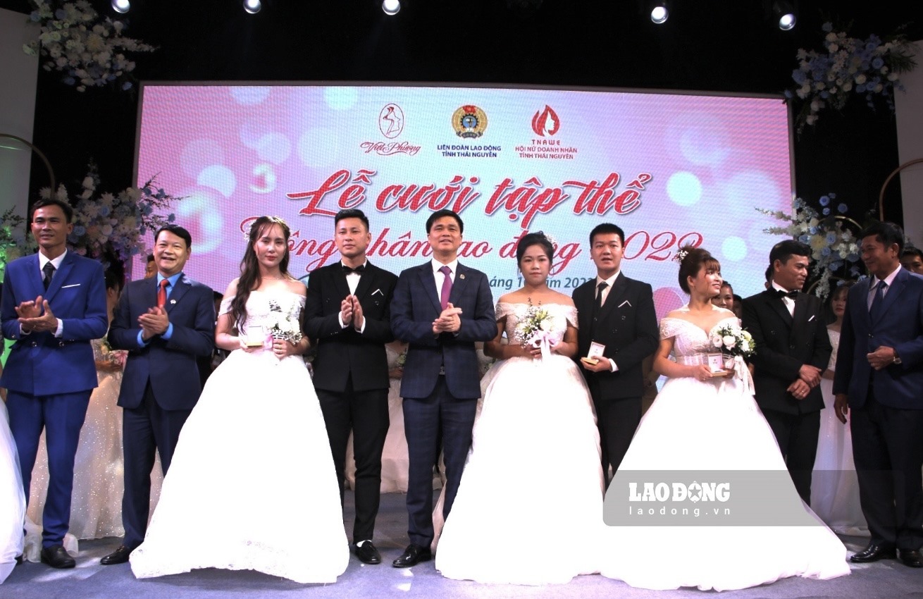 Lãnh đạo Tổng LĐLĐVN và LĐLĐ tỉnh Thái Nguyên tặng cặp nhẫn cưới vàng 9999 và chúc phúc cho các cặp đôi nhân trong ngày trọng đại. Ảnh: Minh Nguyễn