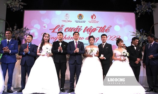 Lãnh đạo Tổng LĐLĐVN và LĐLĐ tỉnh Thái Nguyên tặng cặp nhẫn cưới vàng 9999 và chúc phúc cho các cặp đôi nhân trong ngày trọng đại. Ảnh: Minh Nguyễn