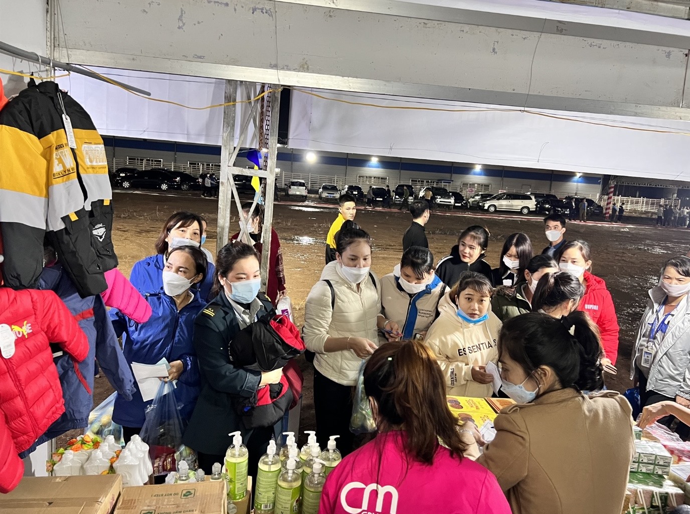 Đông đảo công nhân mua hàng với giá ưu đãi tại chương trình. Ảnh: Nguyễn Huyền