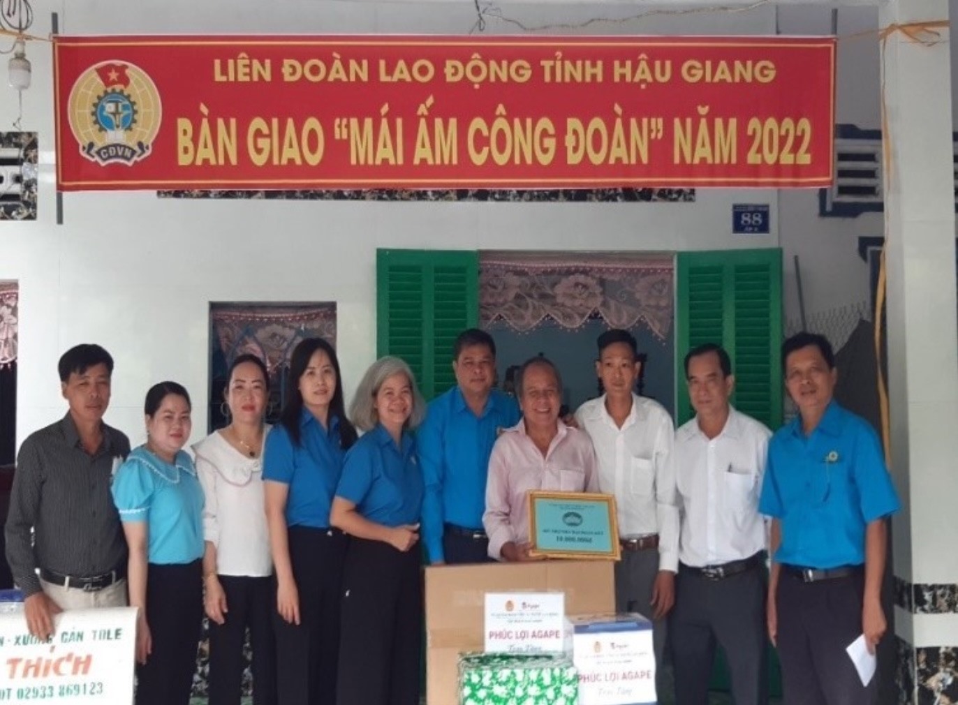 Đại diện LĐLĐ tỉnh Hậu Giang trao quyết định hỗ trợ kinh phi cho đoàn viên Nguyễn Văn Bé. Ảnh: BT