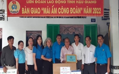 Đại diện LĐLĐ tỉnh Hậu Giang trao quyết định hỗ trợ kinh phi cho đoàn viên Nguyễn Văn Bé. Ảnh: BT