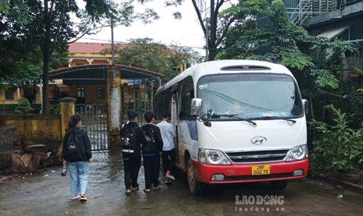 Nhiều xe hết hạn đăng kiểm vẫn ngang nhiên đưa đón học sinh ở huyện vùng cao Hoà  Bình. Ảnh: Minh Chuyên
