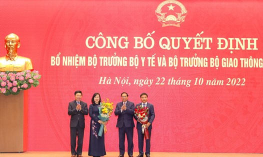 Thủ tướng Phạm Minh Chính trao Quyết định bổ nhiệm hai bộ trưởng, Phó Thủ tướng Thường trực Chính phủ Phạm Bình Minh tặng hoa chúc mừng 2 bộ trưởng.