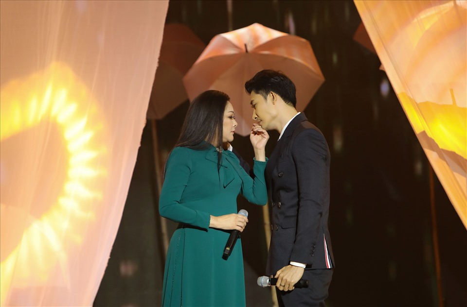 Như Quỳnh - Trọng Nhân song ca tình tứ. Ảnh: CTCC.