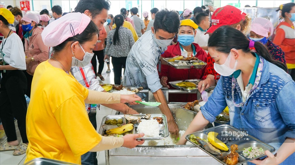 Phụ cấp tiền ăn ca tại doanh nghiệp là bao nhiêu? Ảnh: LĐO
