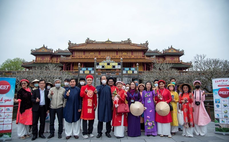 Lãnh đạo Sở Du lịch Thừa Thiên Huế, Trung tâm Bảo tồn Di tích Cố đô Huế đón đoàn famtrip, presstrip Thái Lan vào tháng 4.2022. Ảnh: Hoàng Hải.