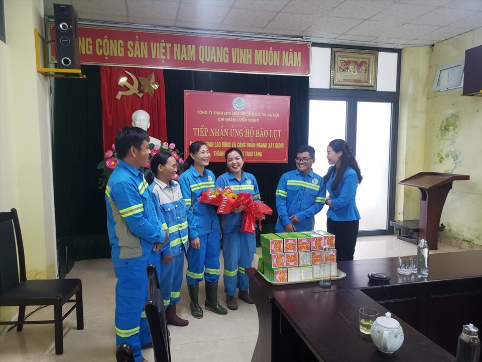 Bà Nguyễn Thị Thanh - Chủ tịch Công đoàn ngành Xây dựng Hà Nội (ngoài cùng bên phải) đến thăm và trao hỗ trợ cho người lao động Công ty TNHH MTV Môi trường đô thị Hà Nội – Chi nhánh Miền Trung (Urenco15). Ảnh: CĐN