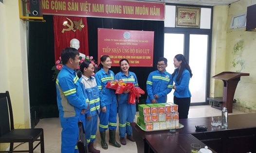 Bà Nguyễn Thị Thanh - Chủ tịch Công đoàn ngành Xây dựng Hà Nội (ngoài cùng bên phải) đến thăm và trao hỗ trợ cho người lao động Công ty TNHH MTV Môi trường đô thị Hà Nội – Chi nhánh Miền Trung (Urenco15). Ảnh: CĐN