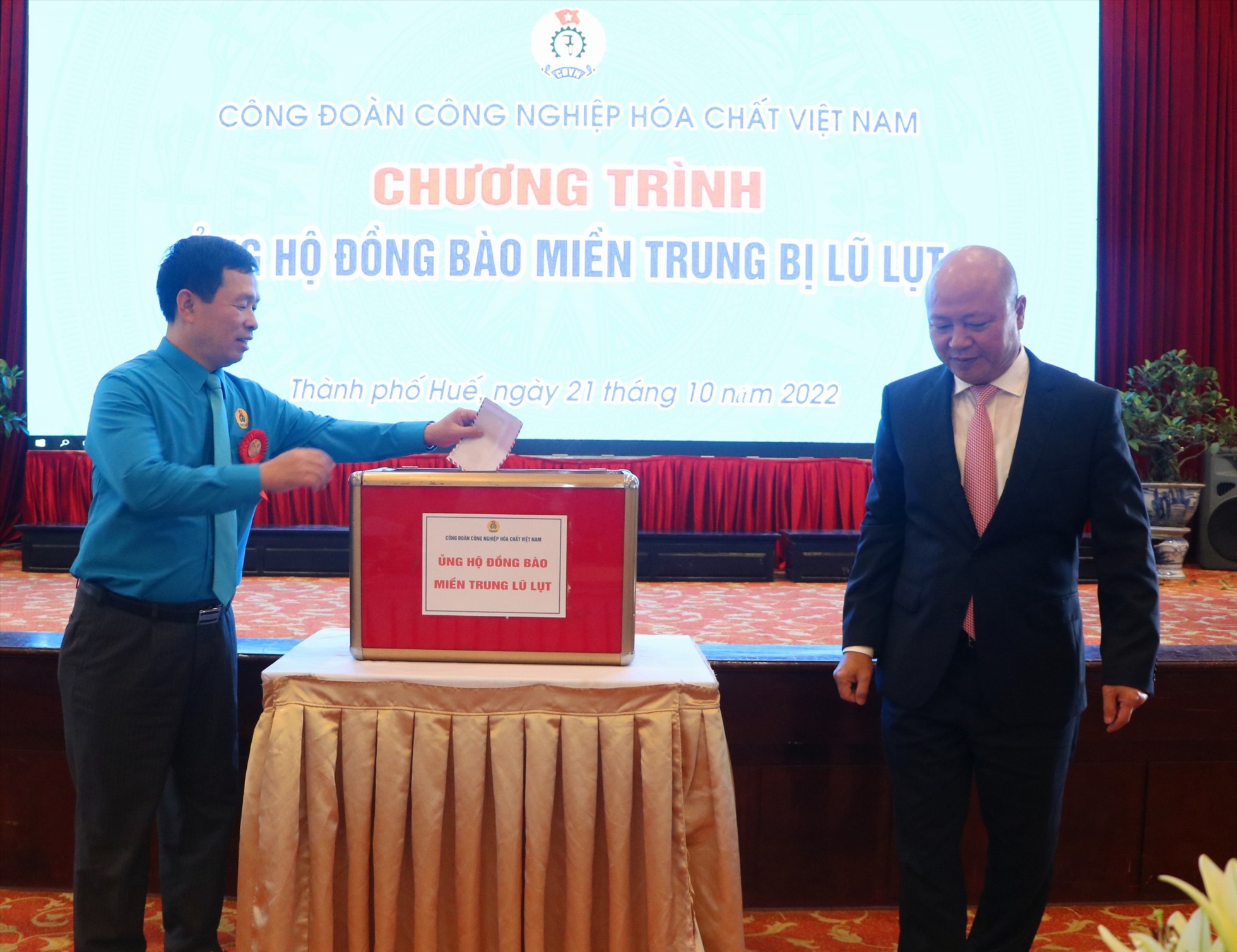 Cán bộ, CNLĐ Công đoàn Công nghiệp hóa chất Việt Nam quyên góp hỗ trợ đồng bào miền Trung bị ảnh hưởng lũ lụt.