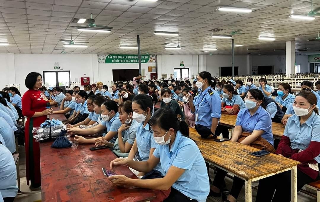 LĐLĐ tỉnh Tuyên Quang tổ chức tuyên truyền bình đẳng giới cho công nhân. Ảnh: CĐTQ