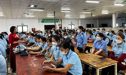 LĐLĐ tỉnh Tuyên Quang tổ chức tuyên truyền bình đẳng giới cho công nhân. Ảnh: CĐTQ