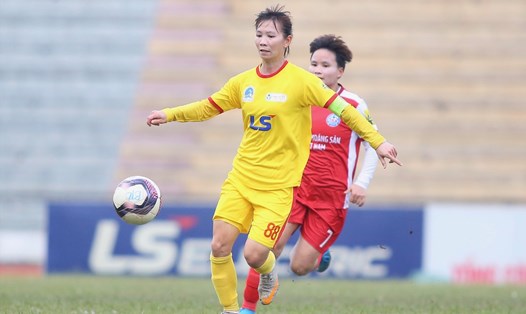 Đội nữ TPHCM I (áo vàng) mất ngôi đầu vào tay Hà Nội I sau vòng 12 Giải nữ vô địch quốc gia - Cúp Thái Sơn Bắc 2022. Ảnh: VFF