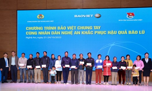 Bảo Việt đóng góp ủng hộ đồng bào bị bão lũ tại Nghệ An gần 1 tỉ đồng.