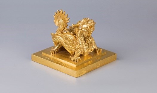 Chiếc ấn vàng "Sắc Mệnh Chi Bảo" nặng 8,3kg, được chế tạo bằng chất liệu quý (vàng 10 tuổi). Ảnh: Bảo tàng Lịch sử quốc gia Việt Nam.
