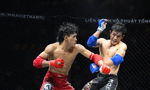 Nguyễn Trần Duy Nhất (đỏ) quá mạnh ở hạng 60kg MMA LION Championship. Ảnh: VMMAF