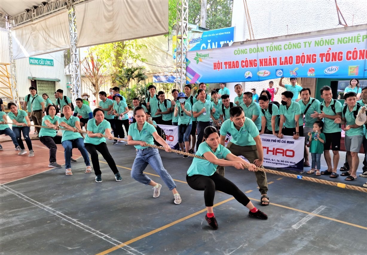 Các nữ CNVCLĐ của Sagri trong phần thi môn kéo co. Ảnh: Nam Dương