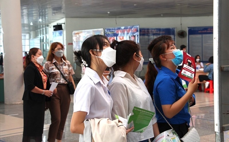 Người lao động tham gia tìm kiếm cơ hội việc làm tại sàn giao dịch việc làm tỉnh Đồng Nai. Ảnh: Hà Anh Chiến