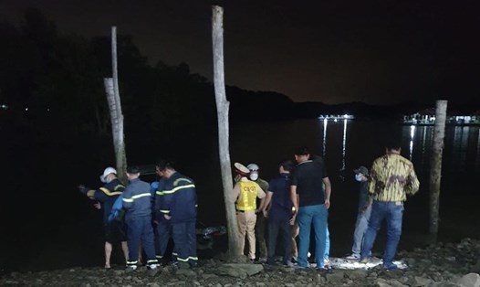 Lực lượng cứu nạn tìm kiếm người mất tích trong vụ 2 vỏ lãi va chạm trên sông Đồng Kho. Ảnh: CTV