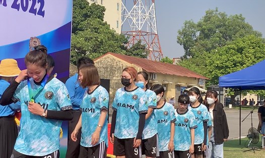 Ban tổ chức trao giải Nhì cho đội bóng đá nữ Công ty TNHH JCV Corp. Ảnh: TH.