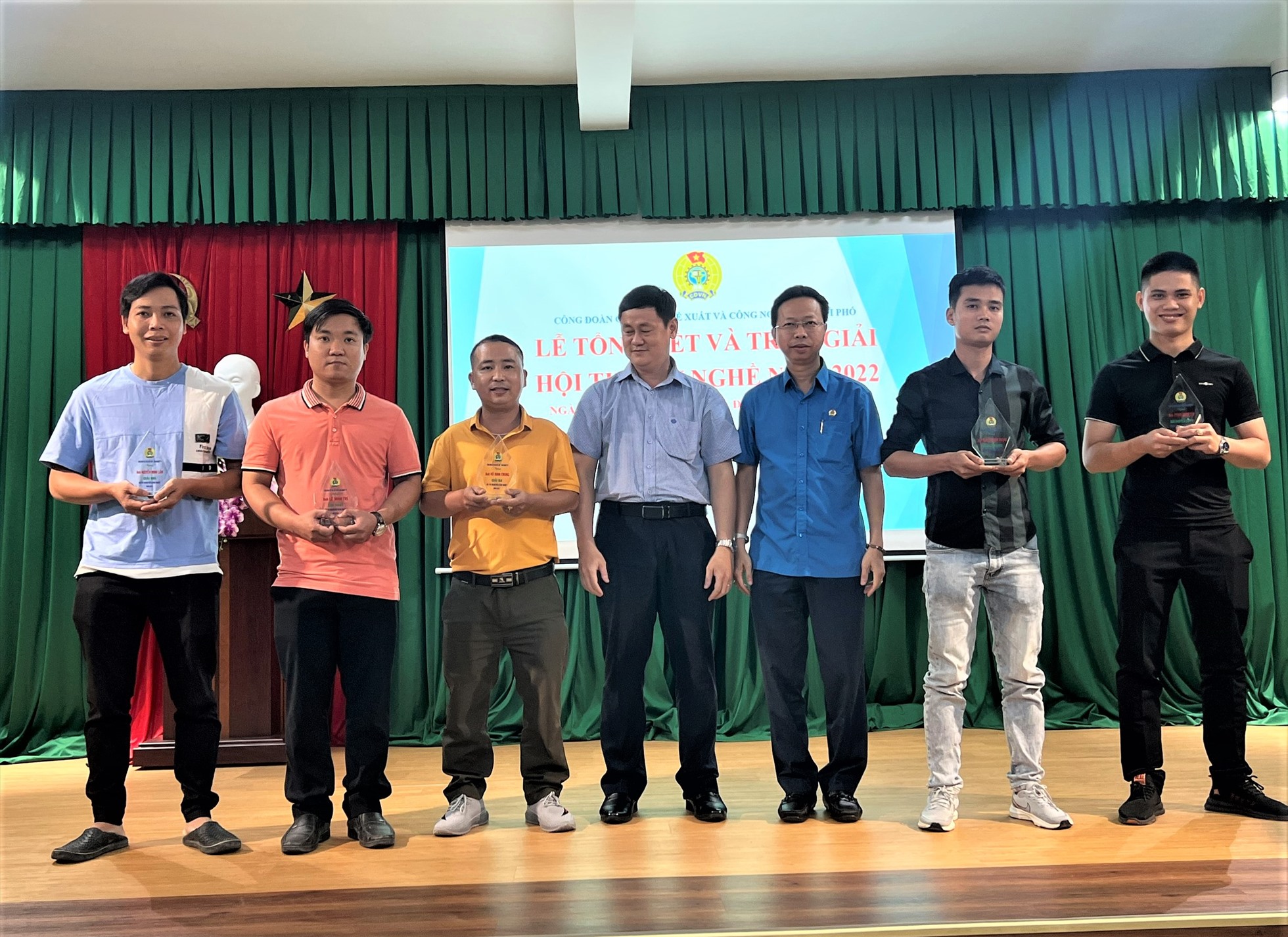 Các thí sinh có thành tích cao tại hội thi nhận giải thưởng. Ảnh: Đức Long
