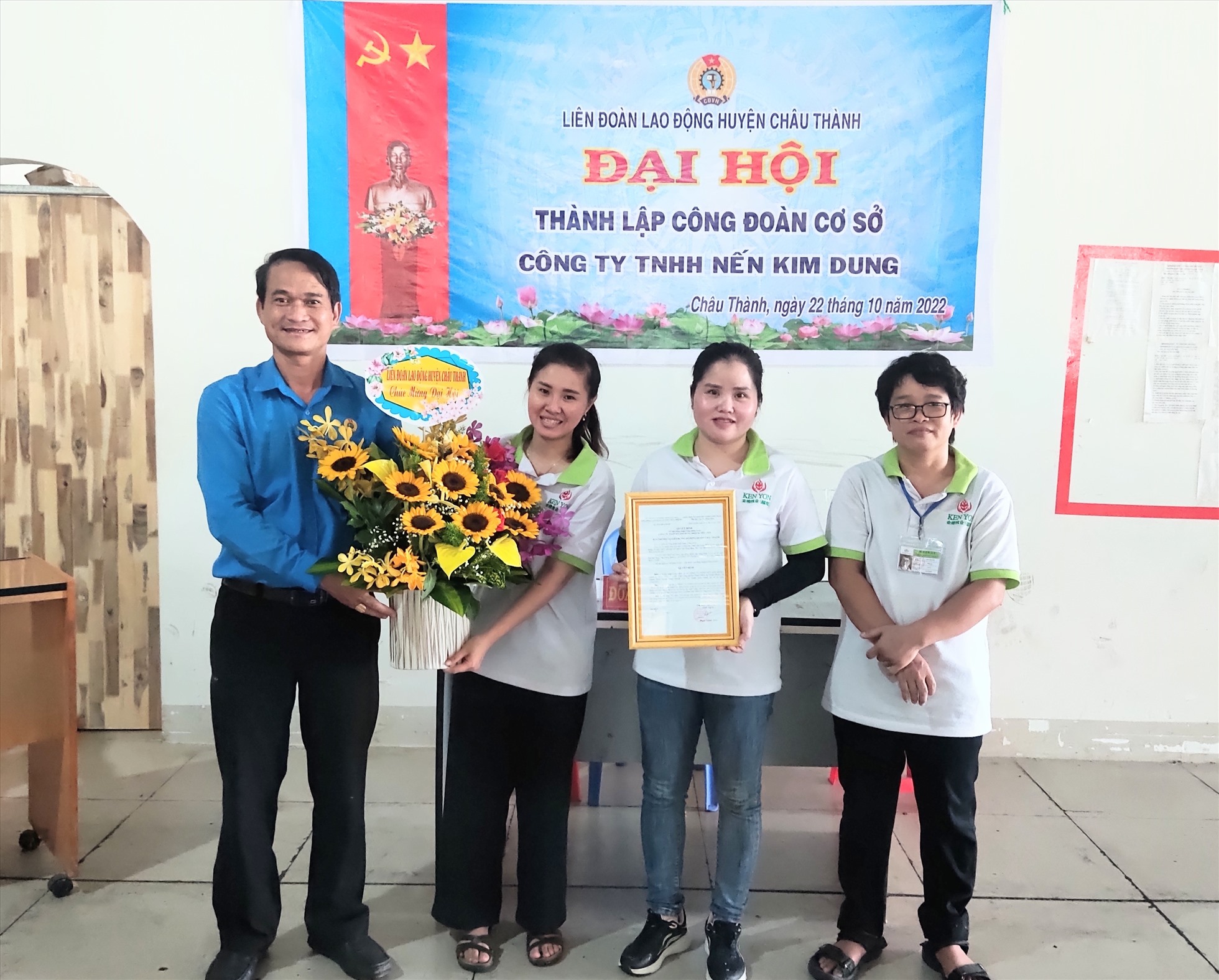 Ông Phạm Thành Thêm - Chủ tịch LĐLĐ huyện Châu Thành trao Quyết định thành lập công đoàn cơ sở và tặng hoa chúc mừng Ban Chấp hành ra mắt Đại hội. Ảnh Q.T