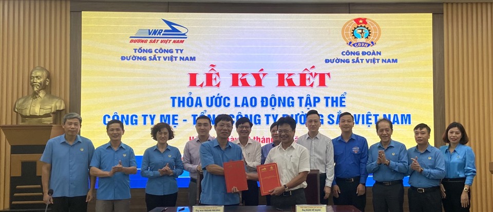 Thoả ước lao động tập thể Công ty mẹ - Tổng công ty Đường sắt Việt Nam năm 2022 đã được các ông Mai Thành Phương – Chủ tịch Công đoàn Đường sắt Việt Nam và Đặng Sỹ Mạnh - Tổng Giám đốc Tổng Công ty Đường sắt Việt Nam ký kết. Ảnh: Trung Kiên