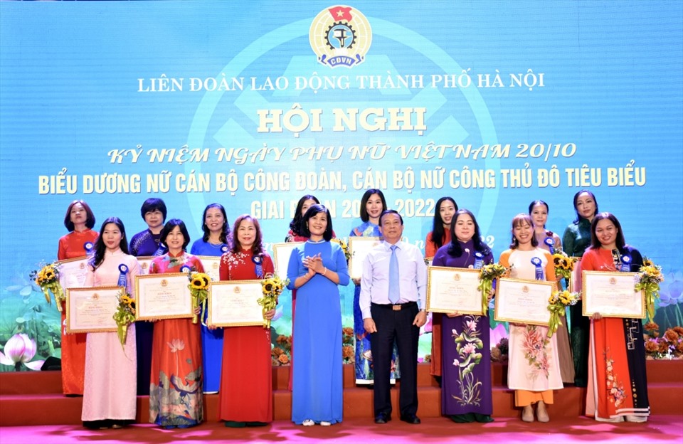 Liên đoàn Lao động thành phố Hà Nội biểu dương 60 nữ cán bộ Công đoàn, cán bộ Nữ công Thủ đô tiêu biểu giai đoạn 2017-2022. Ảnh: Hải Anh