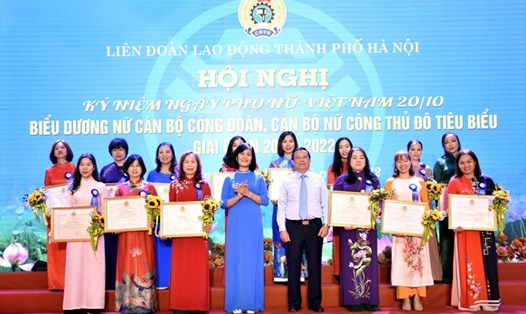 Liên đoàn Lao động thành phố Hà Nội biểu dương 60 nữ cán bộ Công đoàn, cán bộ Nữ công Thủ đô tiêu biểu giai đoạn 2017-2022. Ảnh: Hải Anh