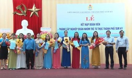 Lãnh đạo LĐLĐ tỉnh Quảng Nam và LĐLĐ TP Tam Kỳ tặng hoa chúc mừng Ban chấp hành mới. Ảnh: Nguyễn Thao
