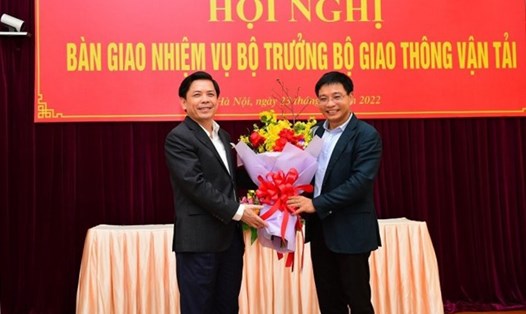 Bí thư Đảng ủy Khối các cơ quan Trung ương tặng hoa chúc mừng Tân Bộ trưởng Bộ GTVT Nguyễn Văn Thắng. Ảnh: Quang Anh