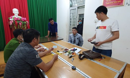 Nguyễn Văn Sang áo xám tại trụ sở cơ quan Công an. Ảnh: B.T